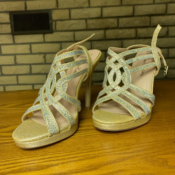 Gold high heels - Picture 2 of 5